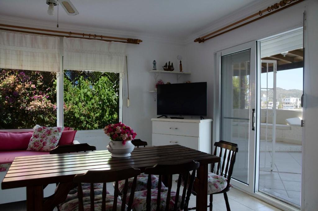 House with Private Beach and Terrace in Milas - Housity