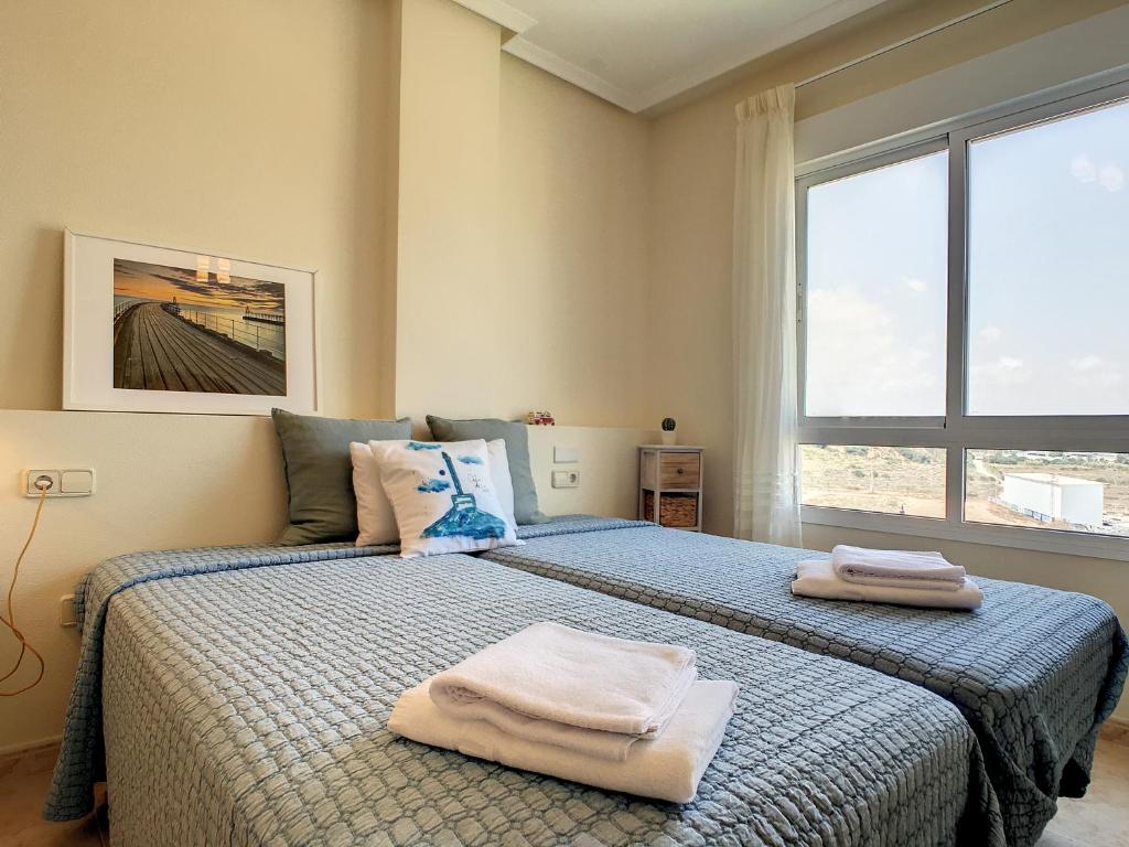 um quarto com uma cama com toalhas em Cala Azul -7909 em Cabo de Palos