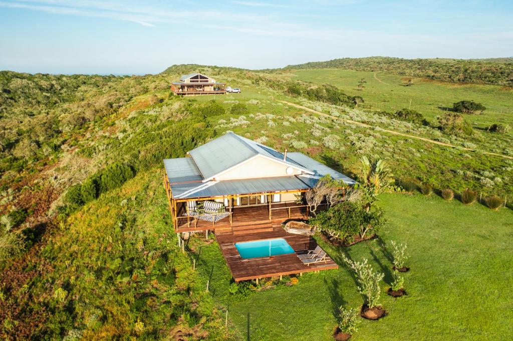 een uitzicht over een huis op een heuvel bij Simbavati Fynbos on Sea Cottage in Sedgefield