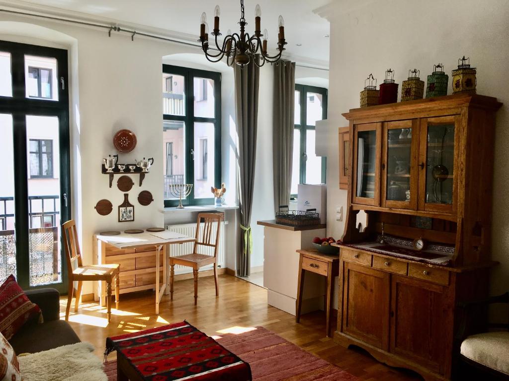 a living room with a kitchen and a dining room at 2-Zimmer-Apartment "Monbijou" am Hackeschen Markt in Berlin