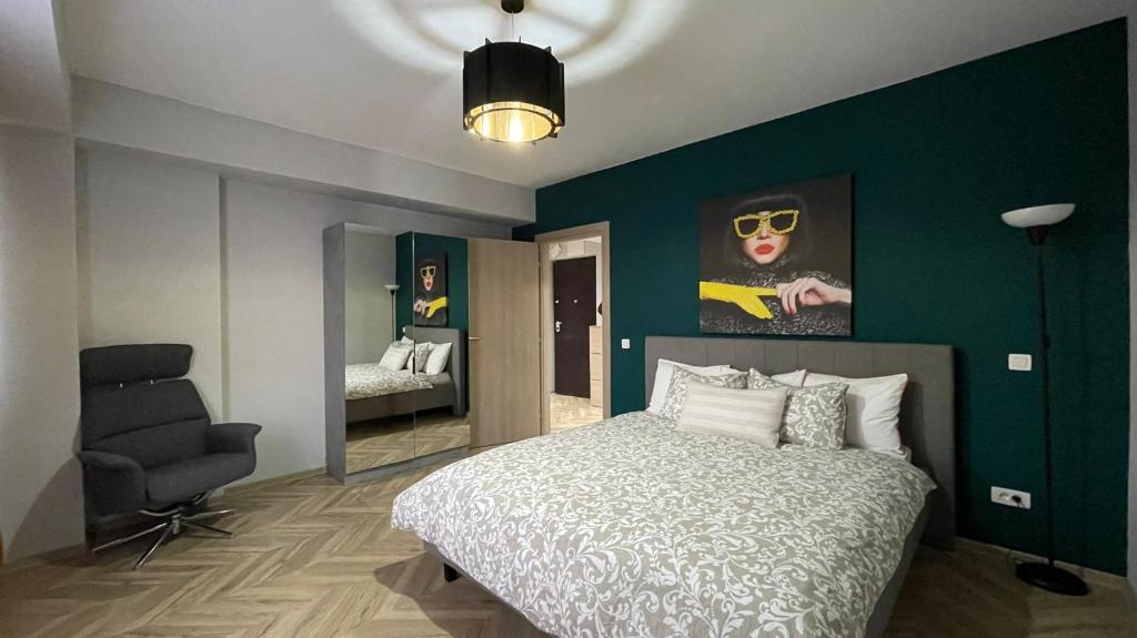 a bedroom with a bed and a green wall at Snagov Lake Sonnio Properties in Turbaţi