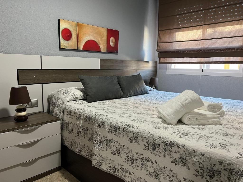una camera da letto con un letto e un quadro sul muro di Piso familiar con perfecta ubicación a Cordoba
