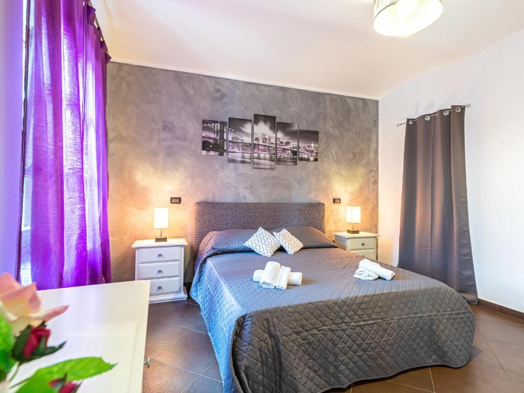 una camera da letto con un letto e due asciugamani di Castle Suite - centro storico a Rivoli