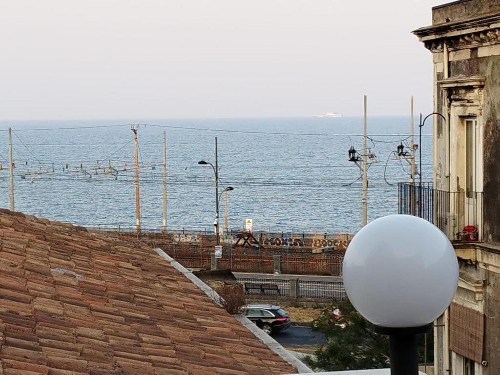 widok na ocean z budynku w obiekcie Terrazza famà w Katanii