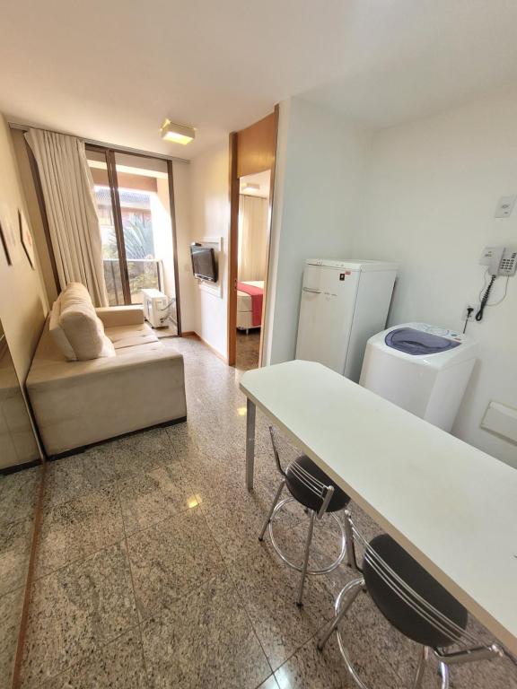 cocina con mesa y sillas en una habitación en Life Resort By Rei dos Flats, en Brasilia