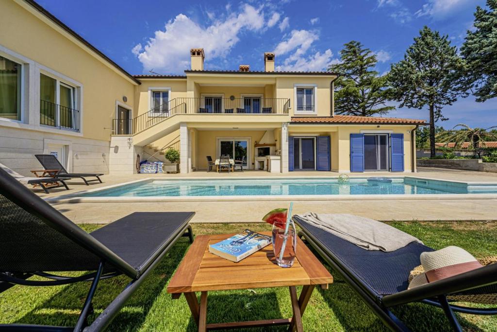 Bazén v ubytovaní Villa Vera in Ližnjan - Haus für 8 Personen alebo v jeho blízkosti