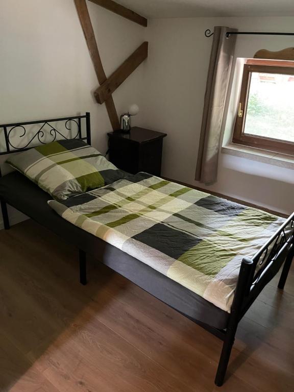 Ein Bett oder Betten in einem Zimmer der Unterkunft Radlerzimmer Neu Gaarz