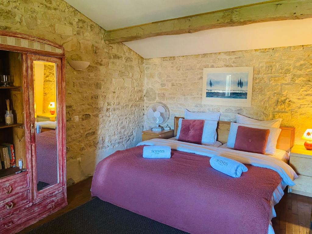 sypialnia z dużym łóżkiem z 2 poduszkami w obiekcie La Barauderie , chambre individuelle w mieście Mazeray