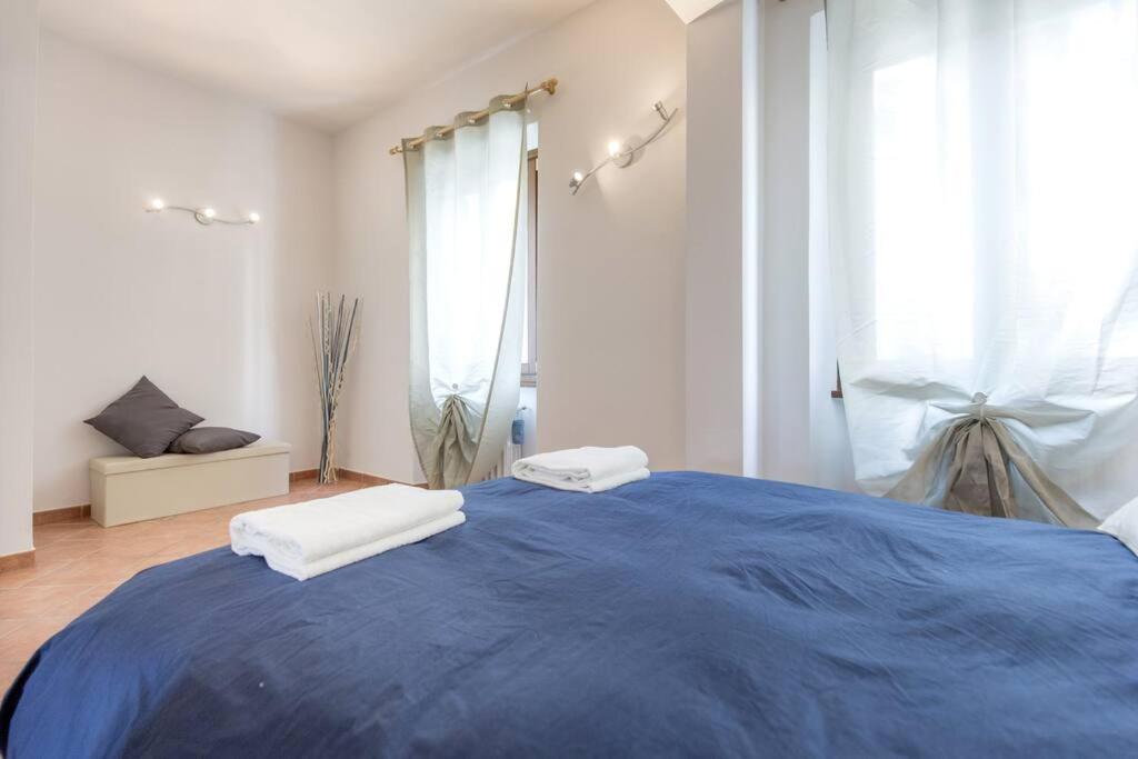 1 dormitorio con 1 cama azul grande y 2 almohadas blancas en Beccaria Suite Firenze, en Florencia