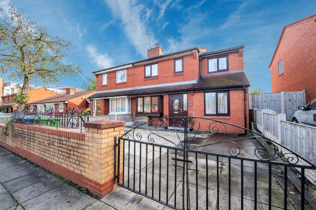 *Superb Location* Large 4 Bedroom City Centre Home, Liverpool