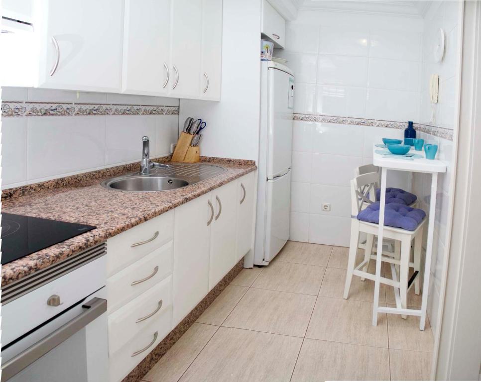 Kuchyňa alebo kuchynka v ubytovaní Navy Apartment, El Poris