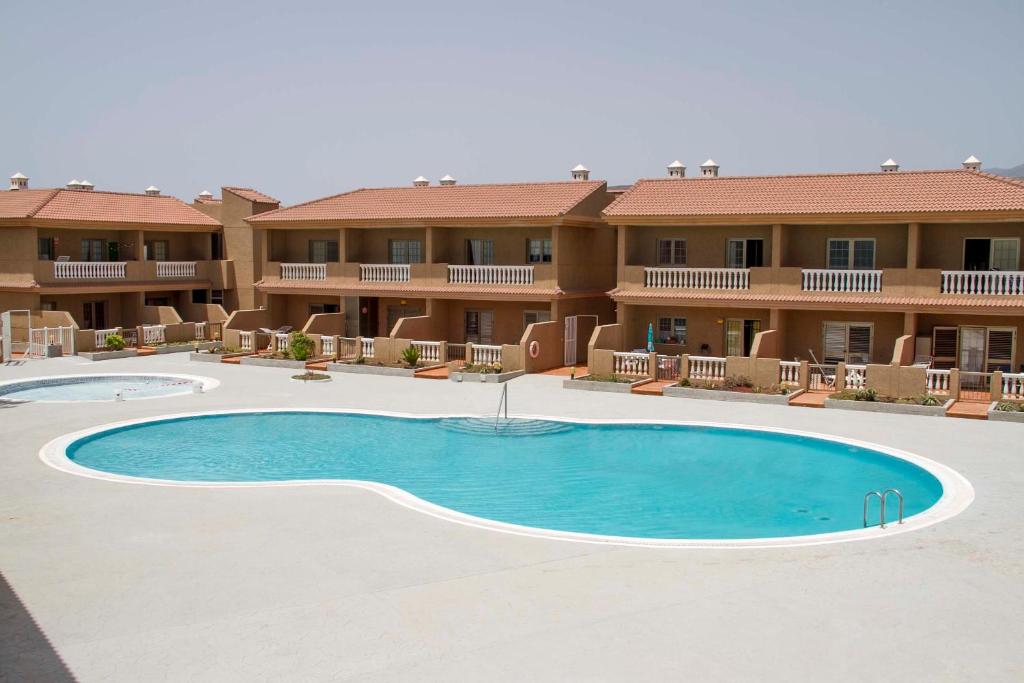 ein Schwimmbad in der Mitte eines Resorts in der Unterkunft Navy Apartment, El Poris in Arico