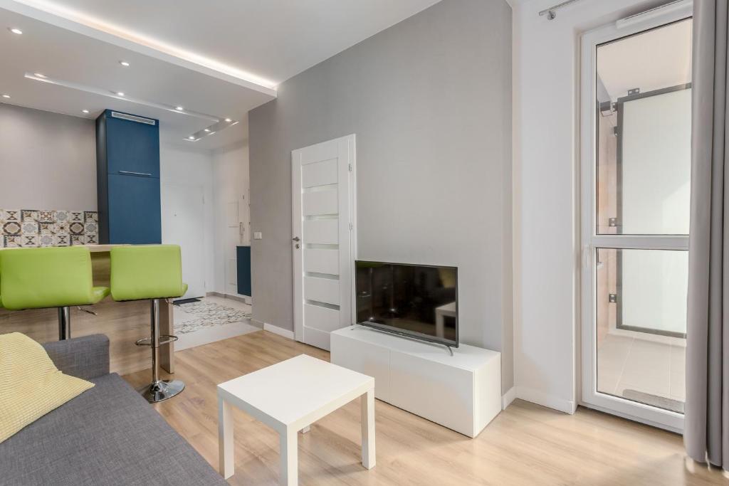 Televízia a/alebo spoločenská miestnosť v ubytovaní Chill Apartments Warsaw Airport