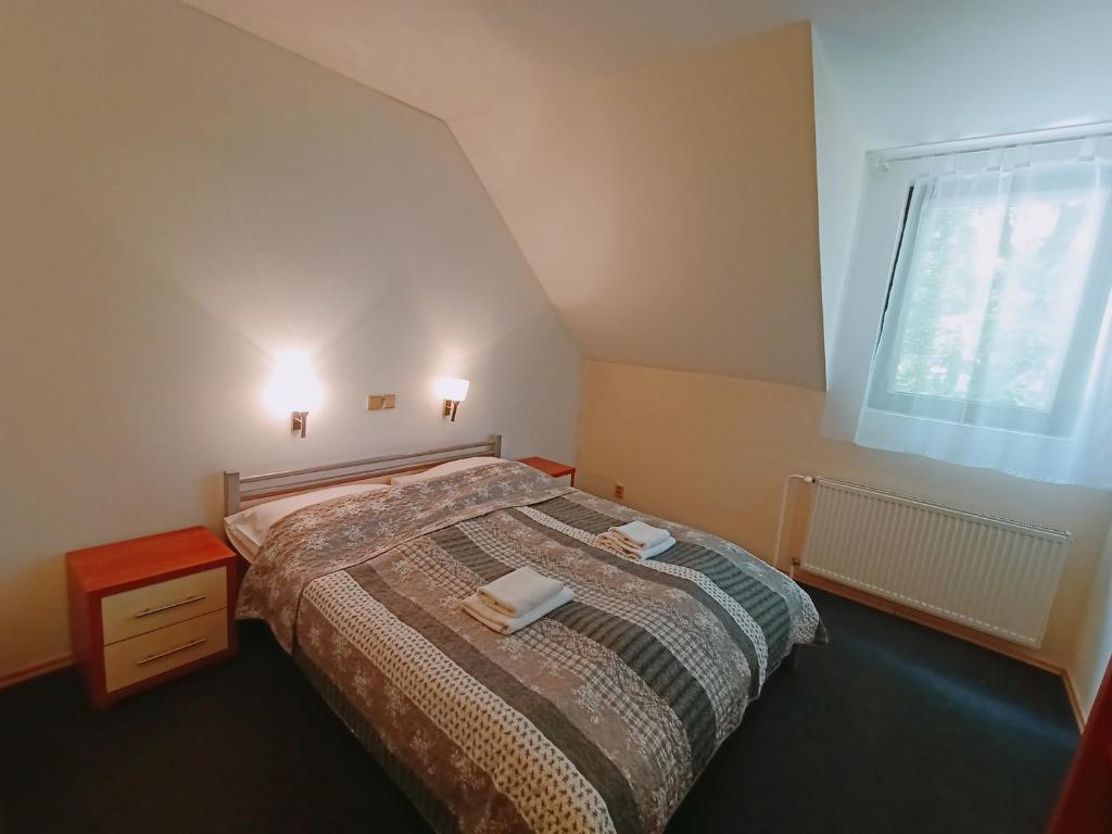 Postel nebo postele na pokoji v ubytování Kaštieľ Fričovce