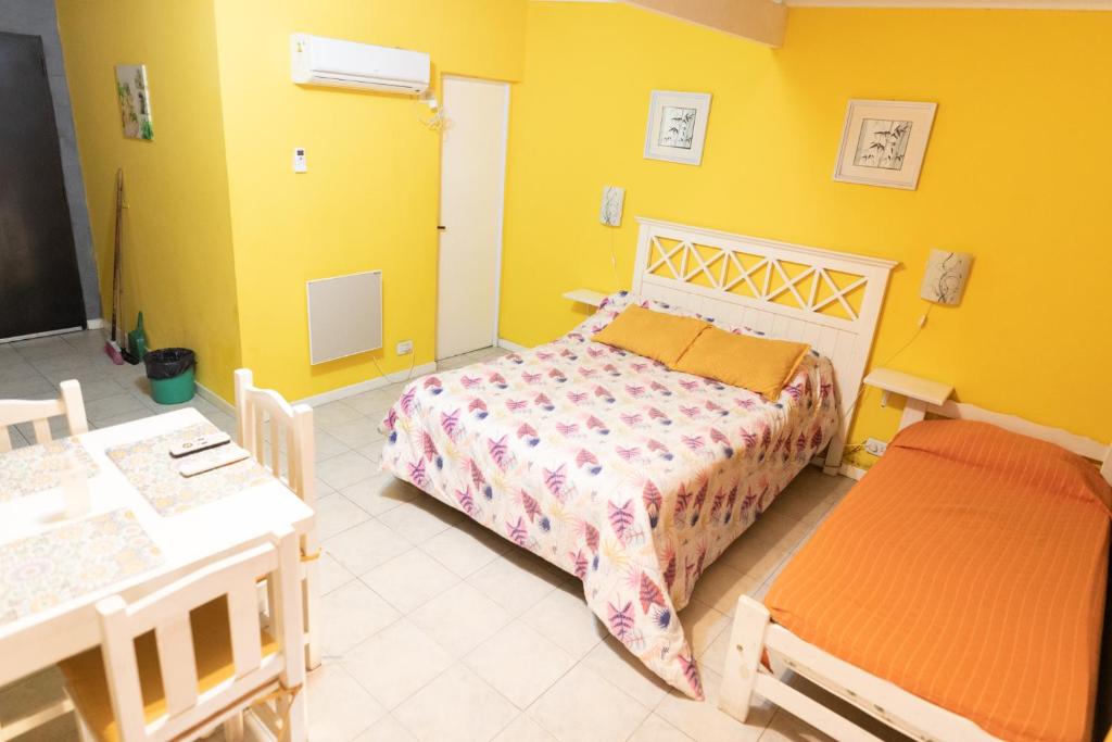 1 dormitorio con cama, mesa y escritorio en Aramis en Chascomús