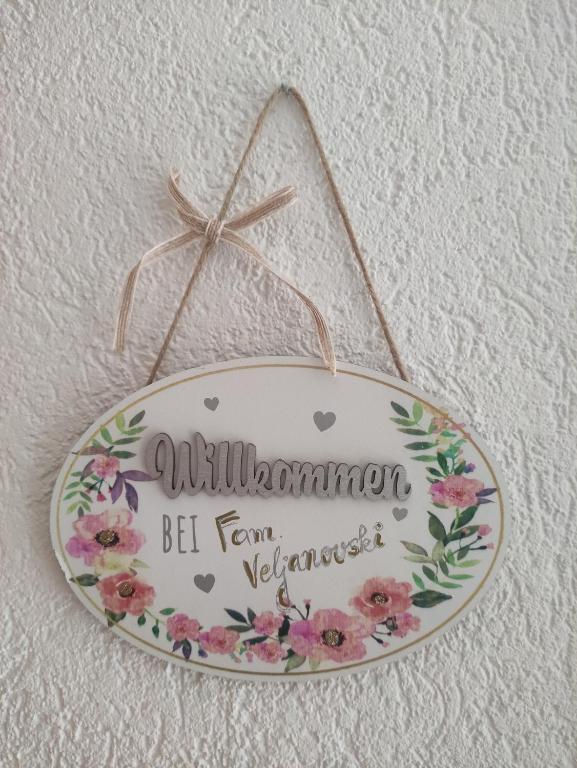 una placa con una señal de que el readsulum es de diez diecisiete en Ferienwohnung Veljanovski en Blaufelden