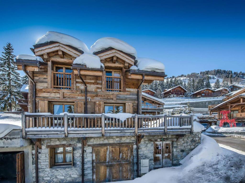 una baita di tronchi con balcone nella neve di Chalet cosy proche des pistes avec sauna et cheminée - Courchevel 1850 - FR-1-564-25 a Courchevel