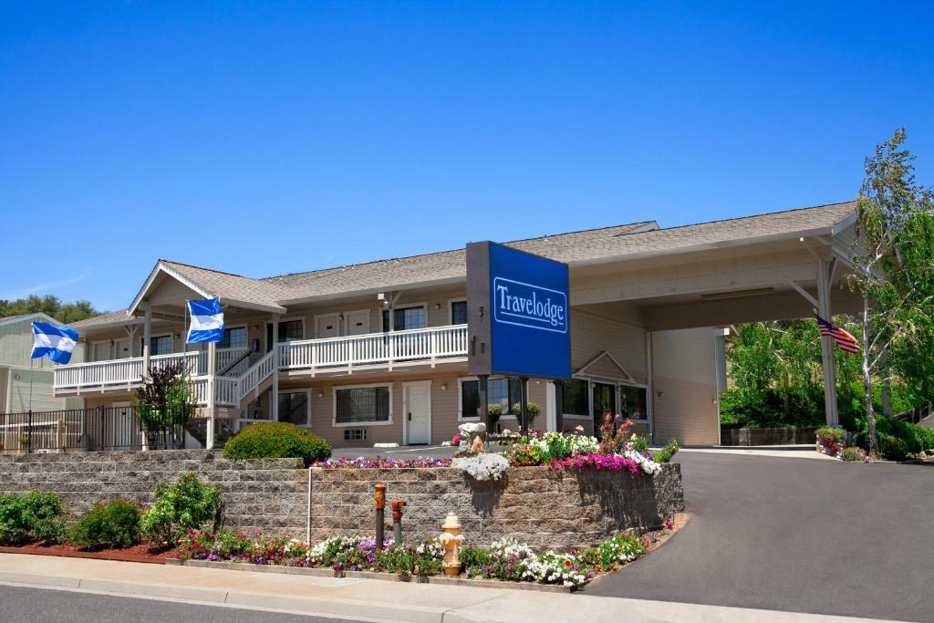 a hotel with a sign in front of a building at Travelodge by Wyndham Angels Camp CA in Angels Camp