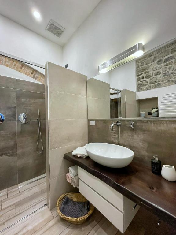 um banheiro com pia e chuveiro em Civico29 Rooms & Breakfast em Como