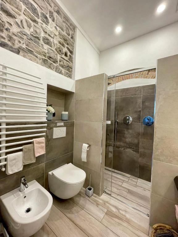 um banheiro com vaso sanitário, pia e chuveiro em Civico29 Rooms & Breakfast em Como