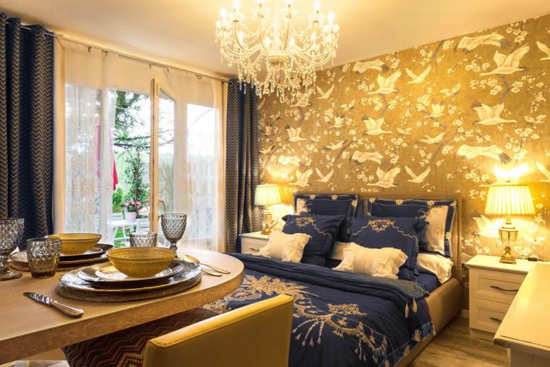 1 dormitorio con cama azul y mesa de comedor en La Casa dei Sogni, en Flayosc