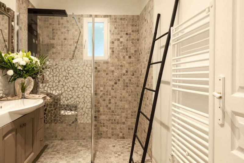 a bathroom with a shower with a glass door at La Casa dei Sogni in Flayosc