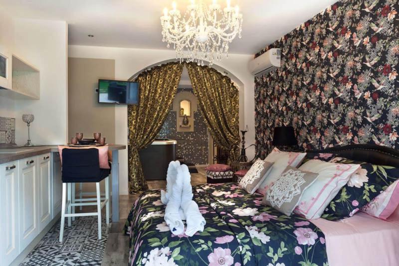 a bedroom with a bed with an animal on it at La Casa dei Sogni in Flayosc