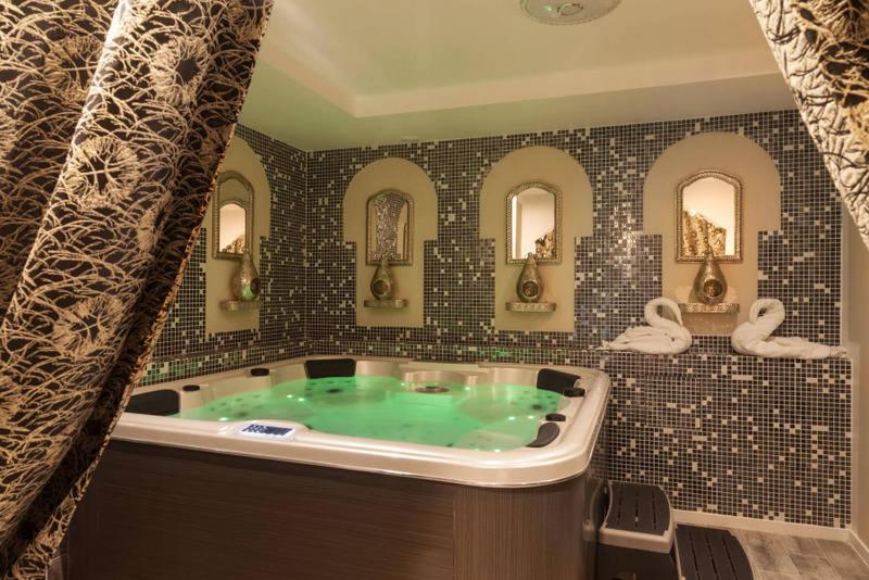 łazienka z jacuzzi z 3 lustrami w obiekcie La Casa dei Sogni w mieście Flayosc