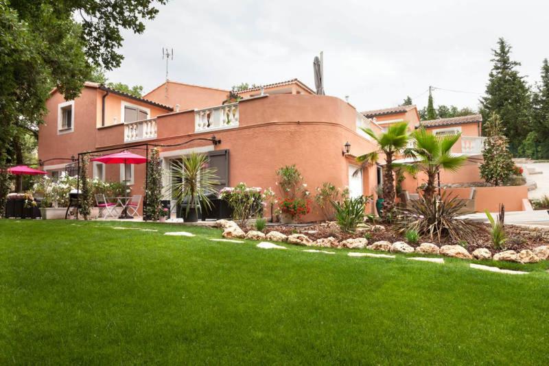 a house with a green lawn in front of it at La Casa dei Sogni in Flayosc