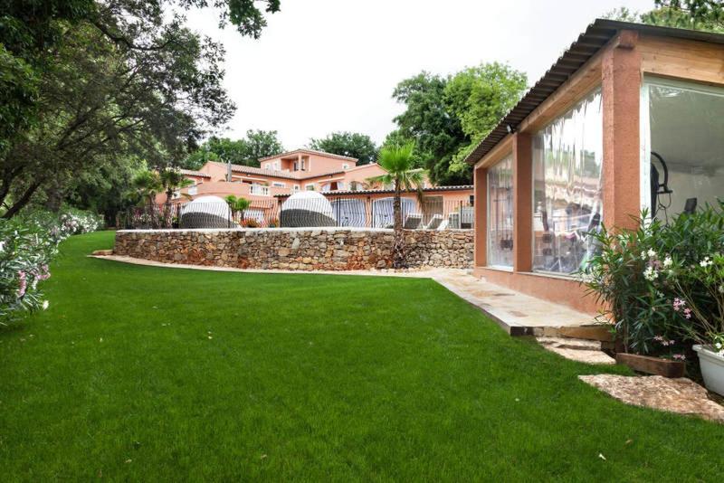 a house with a yard with a green lawn at La Casa dei Sogni in Flayosc