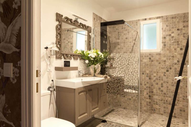 a bathroom with a sink and a shower with a mirror at La Casa dei Sogni in Flayosc