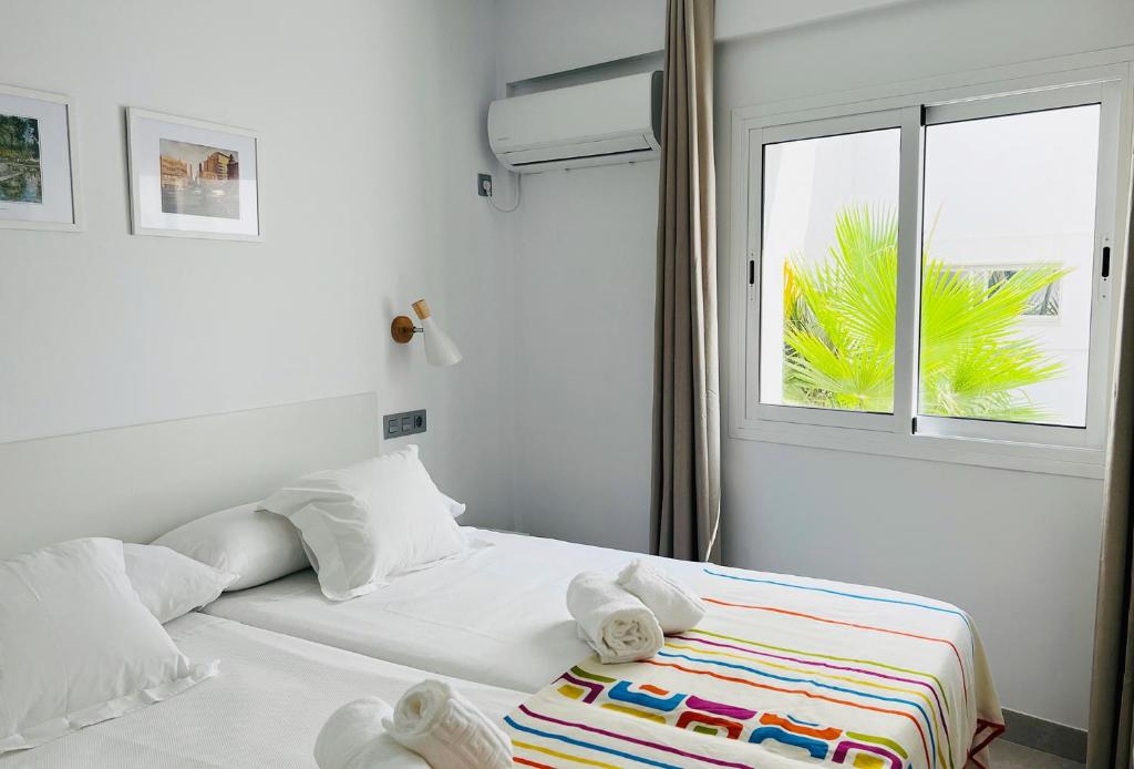 A bed or beds in a room at Hostal Las Palmas