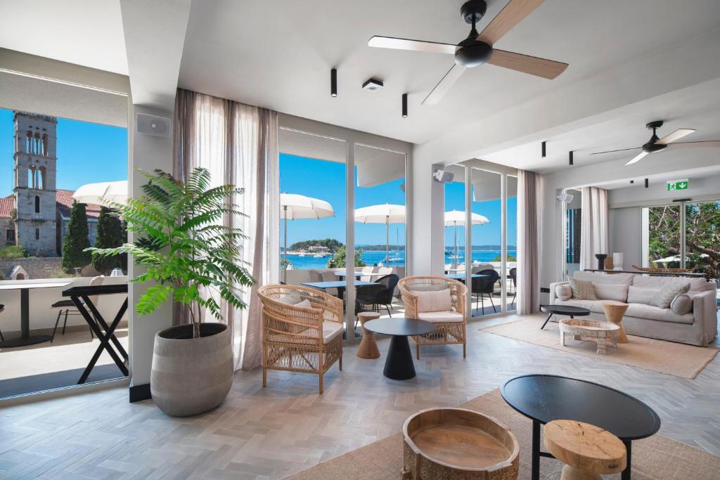 フヴァルにあるBeach Bay Hvar Hotelの海の見えるリビングルーム