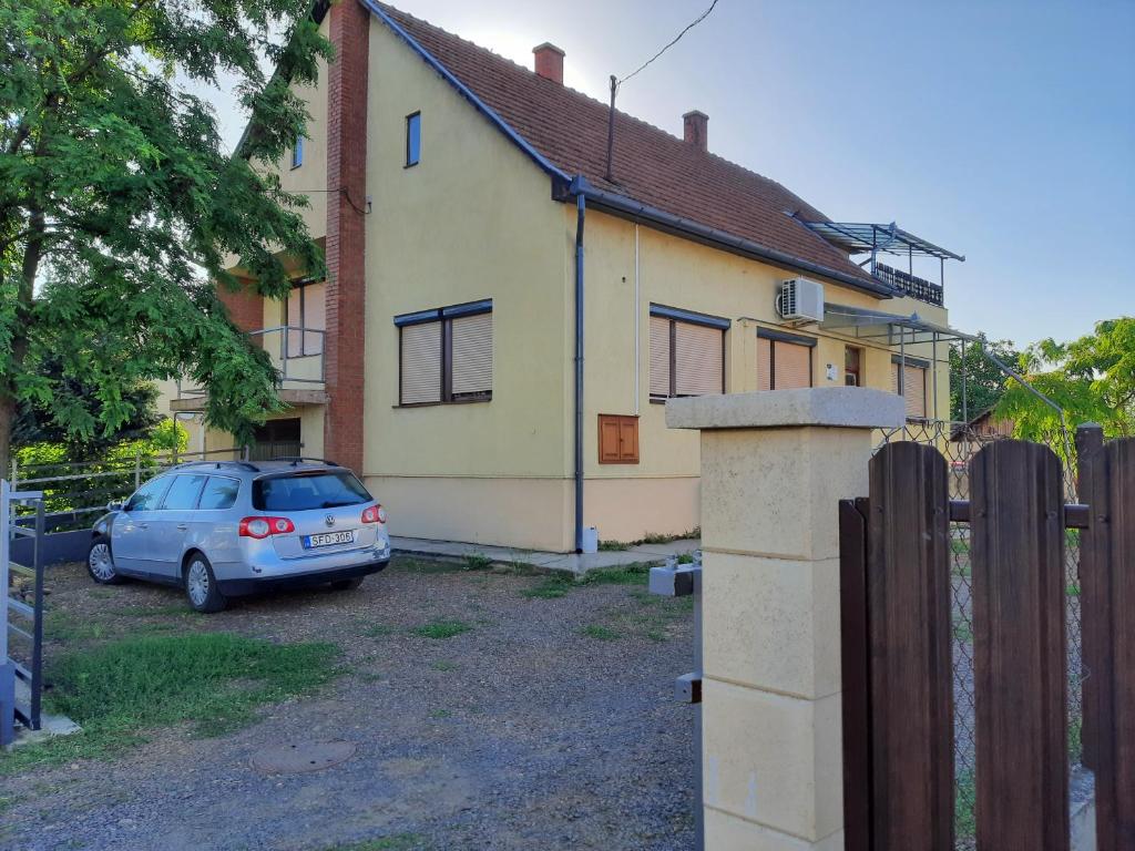 un coche aparcado frente a una casa en Farkas Szálló, en Báránd