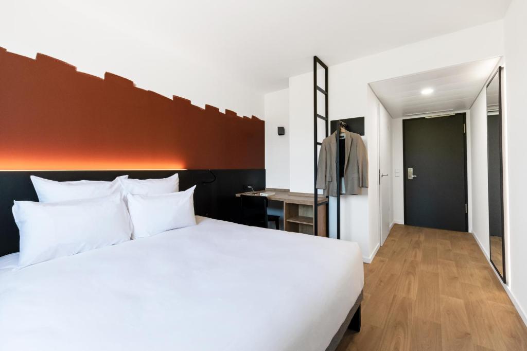 Postel nebo postele na pokoji v ubytování B&B HOTEL Nyon