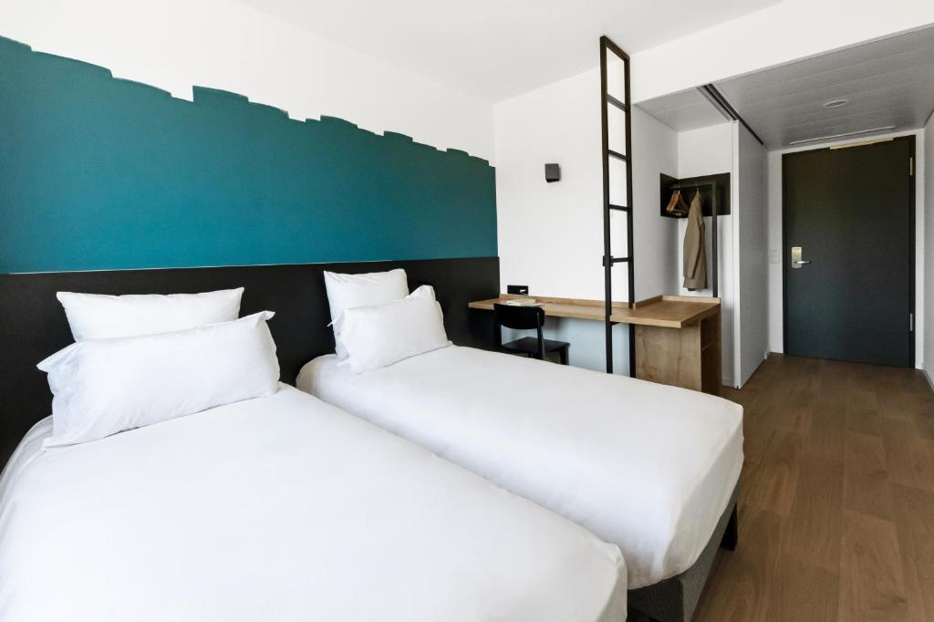 Postel nebo postele na pokoji v ubytování B&B HOTEL Nyon