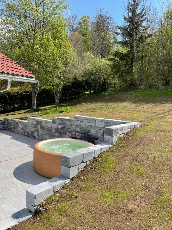 Vonkajšia záhrada v ubytovaní CHALET-MICHEL avec SPA