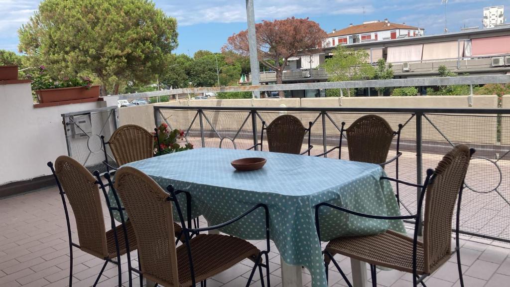 un tavolo blu e sedie sul balcone di Appartamento al Mare con due Terrazze a Punta Marina