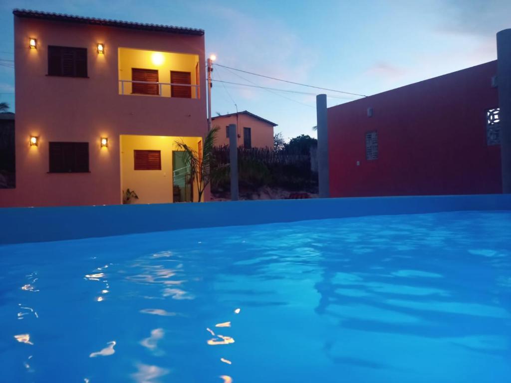 Bazén v ubytování Duplex com 2 quartos com piscina e estacionamento nebo v jeho okolí