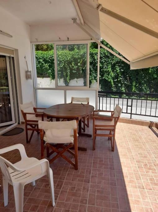 A balcony or terrace at Nia's apartment by the sea