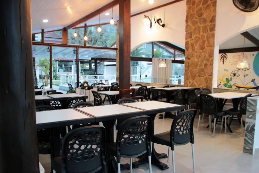 Um restaurante ou outro lugar para comer em Pousada Daleste