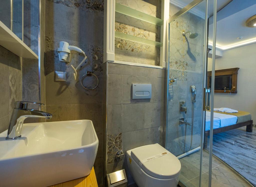 Koupelna v ubytování Reis Royal Hotel