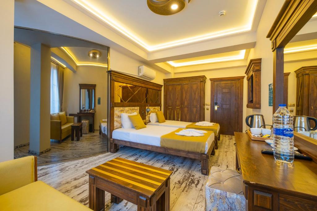 Postel nebo postele na pokoji v ubytování Reis Royal Hotel