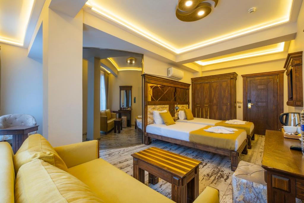 Postel nebo postele na pokoji v ubytování Reis Royal Hotel