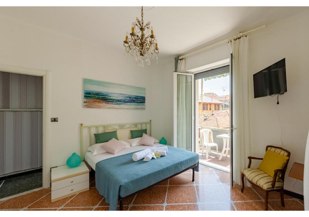 una camera con letto, TV e finestra di ALTIDO Lovely Flat w/Balcony a Rapallo