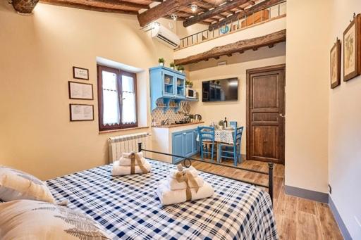 um quarto com uma cama com duas almofadas em La casina di Iole em Montepulciano
