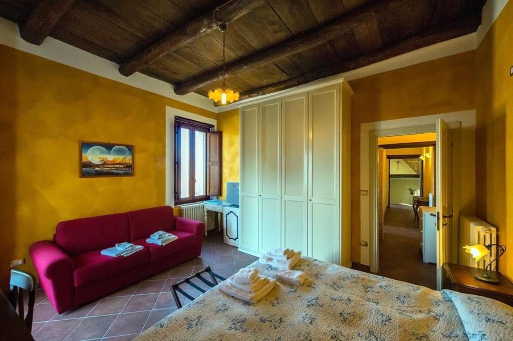 ein Wohnzimmer mit einem roten Sofa und einem Tisch in der Unterkunft Residenza Forte in Olevano sul Tusciano
