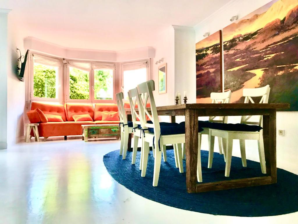 ein Esszimmer mit Tisch und Stühlen in der Unterkunft NEW Apartment & Terrace. Steps to Ondarreta Beach in Añorga-Lugariz