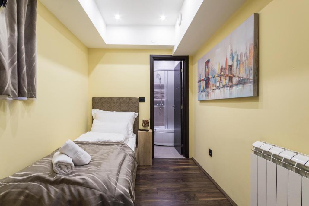 Madison - Square Sava - Standard Single Room