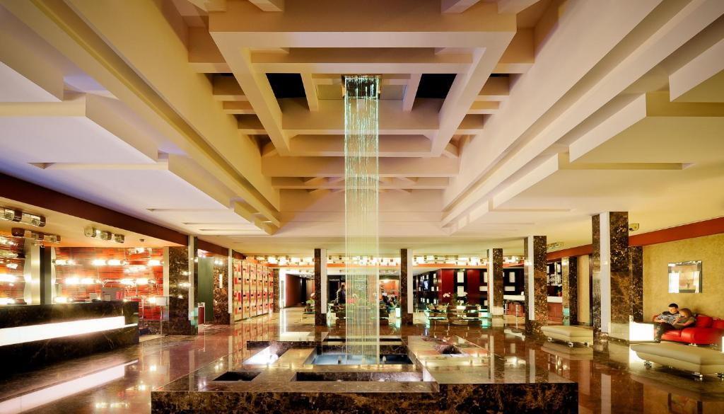 eine Lobby eines Gebäudes mit einer Glasdecke in der Unterkunft Grand Majestic Hotel Prague in Prag